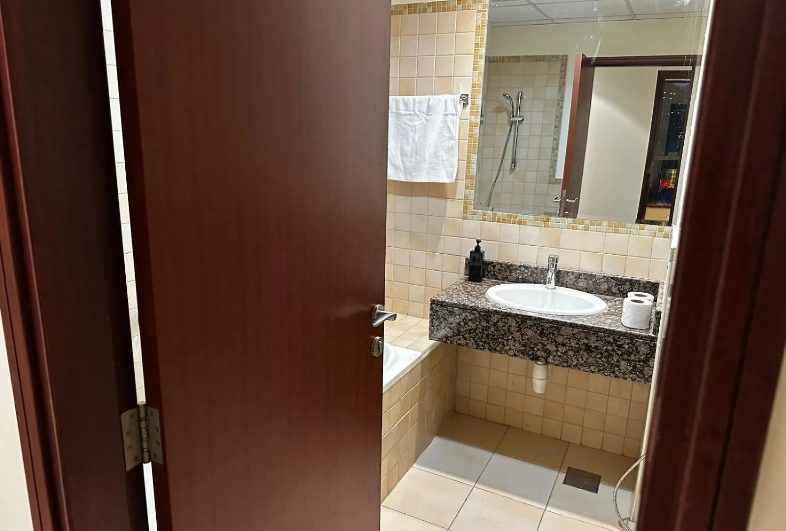 Spacious Bedroom Jbr Walk Near Tram & Beach Dubai Guest house