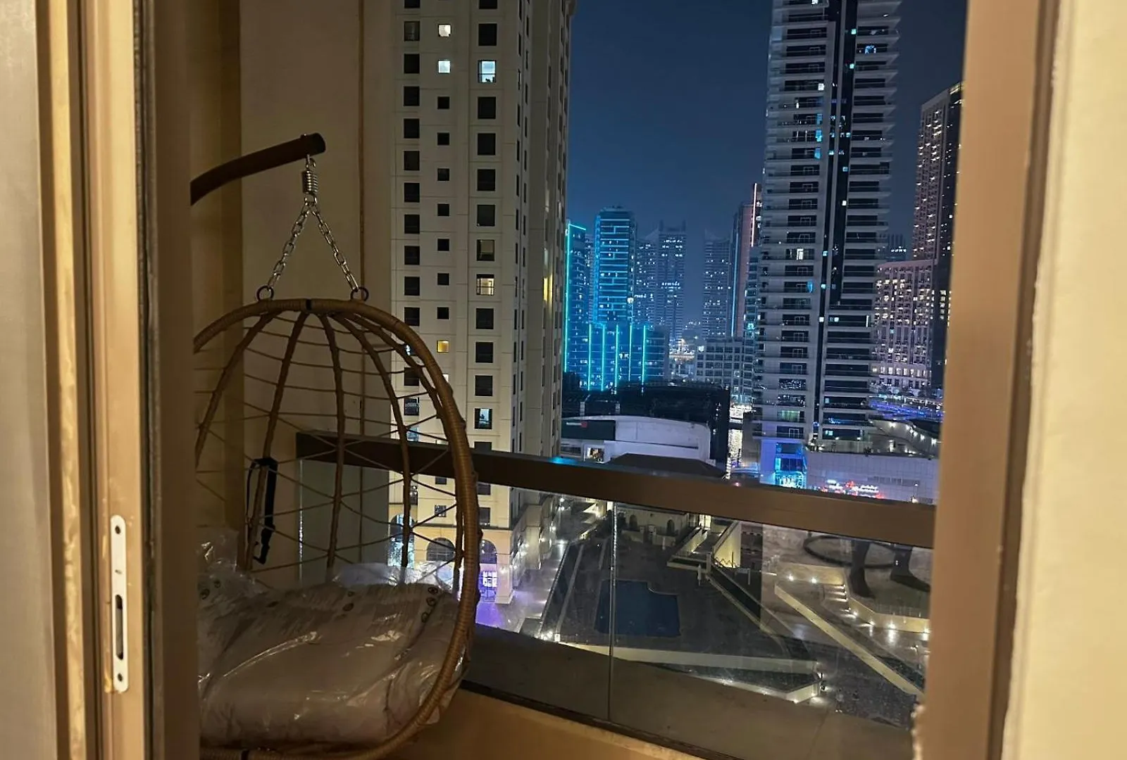 Guest house Spacious Bedroom Jbr Walk Near Tram & Beach Dubai
